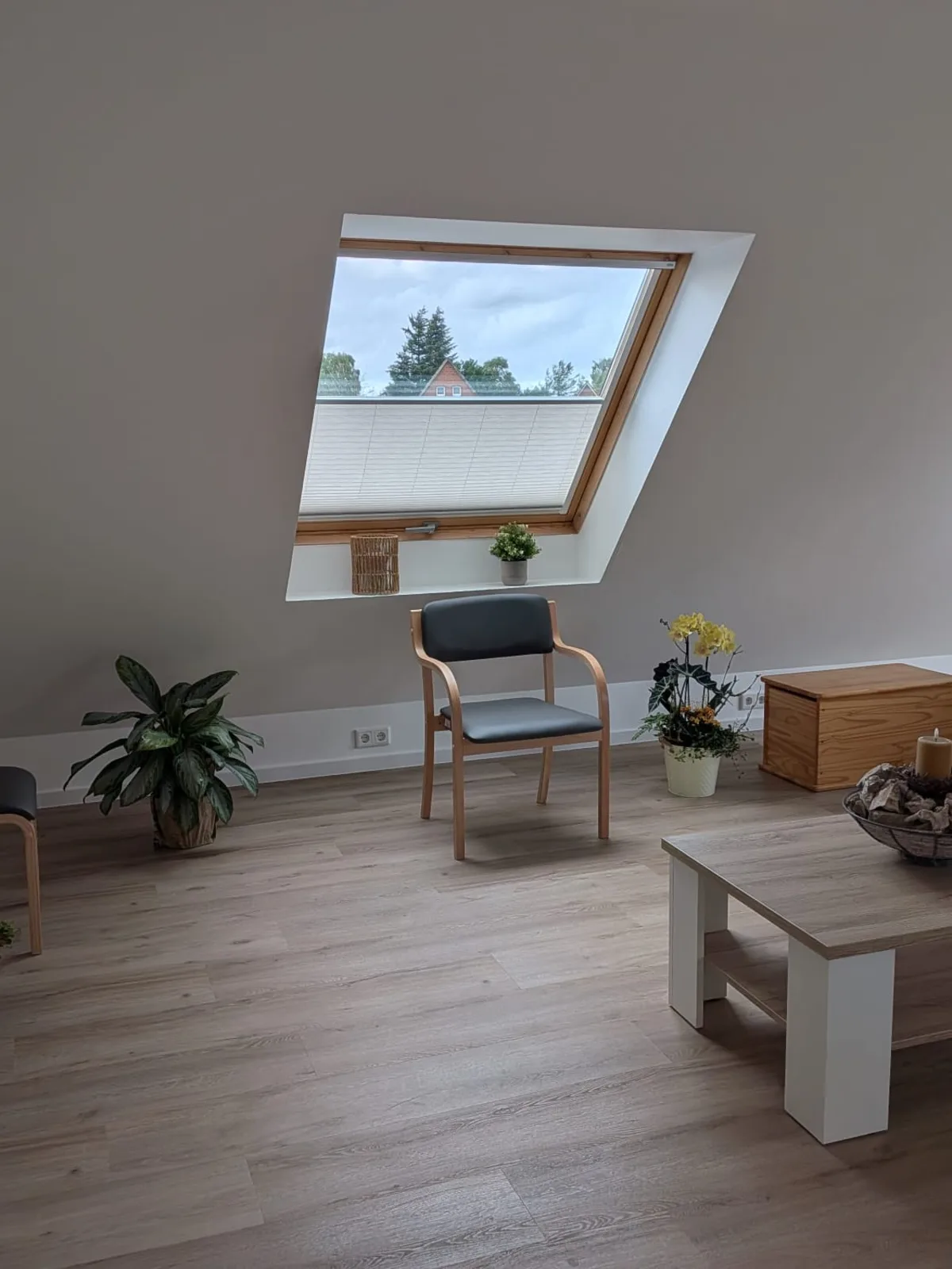 Ruhiger Wartebereich mit Dachfenster